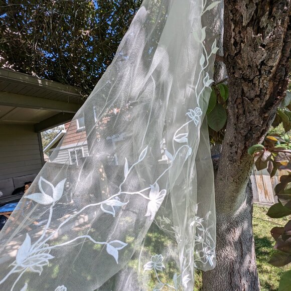 ZANA | Romantic fingertip embroidery floral veil - Picture 4 of 5